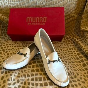 Munro W11 New whiteleather harness loafer